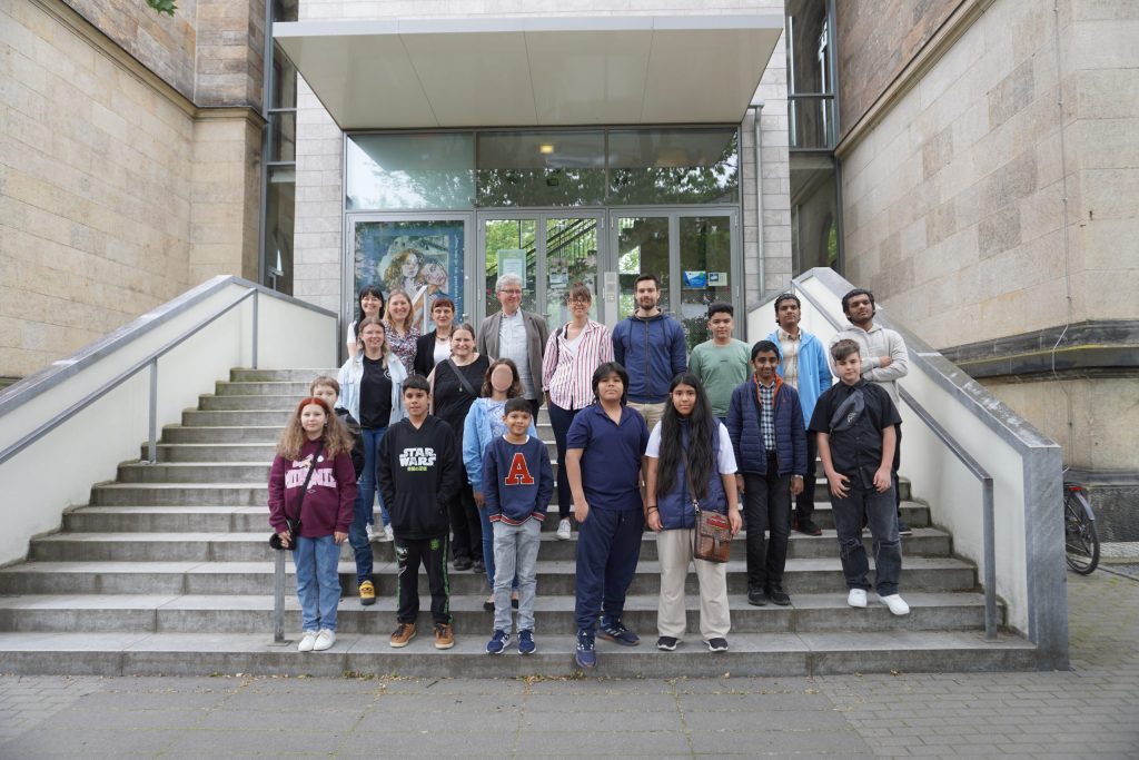 DaZ Klasse 2024/25 auf der Freitreppe des Evangelischen Kreuzgymnasiums