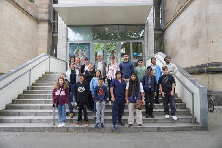 DaZ Klasse 2024/25 auf der Freitreppe des Evangelischen Kreuzgymnasiums